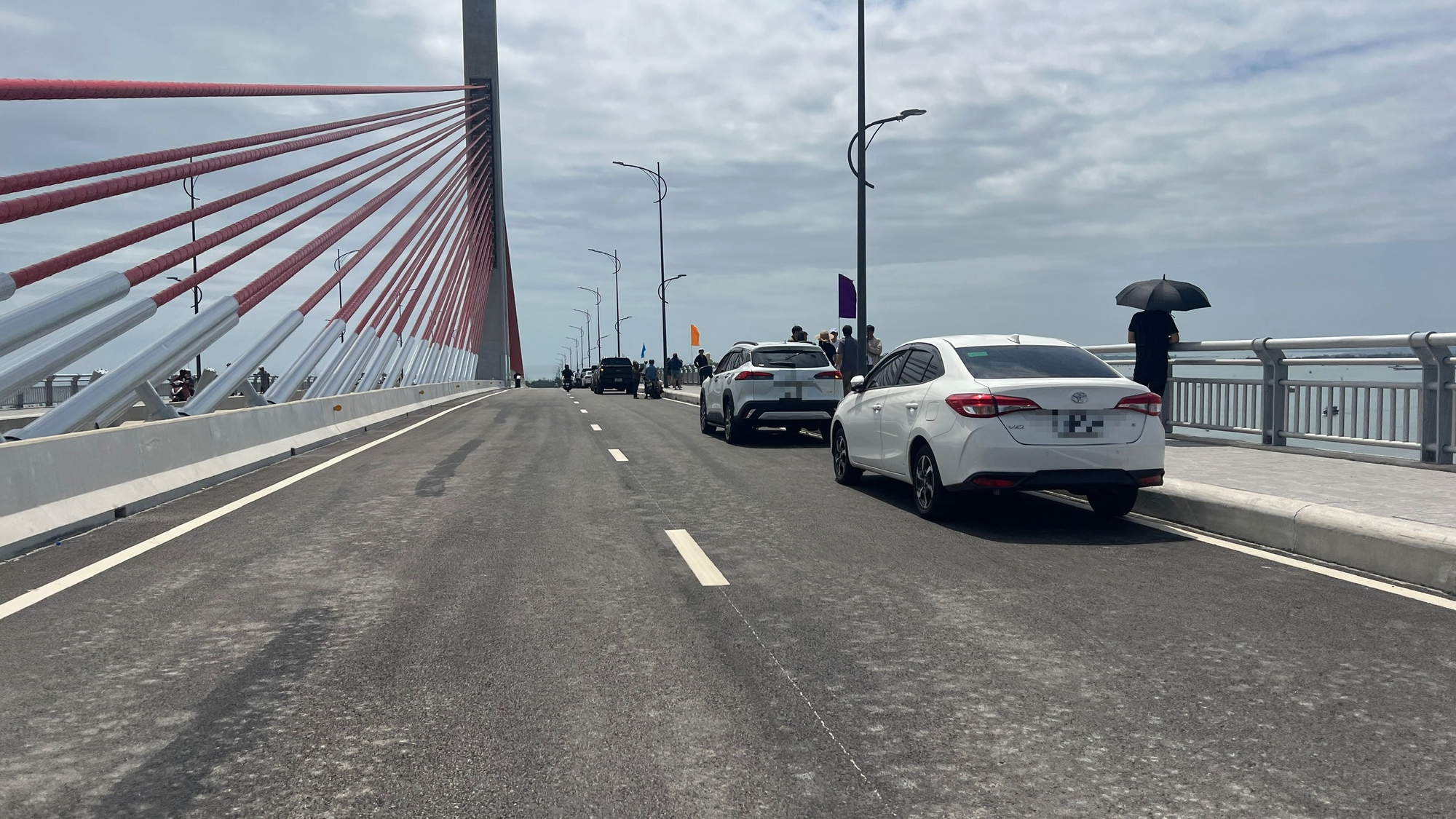 C&ocirc;ng an khuyến c&aacute;o dừng đỗ xe tr&ecirc;n cầu vượt cửa biển để đảm bảo an to&agrave;n giao th&ocirc;ng - Ảnh 13.