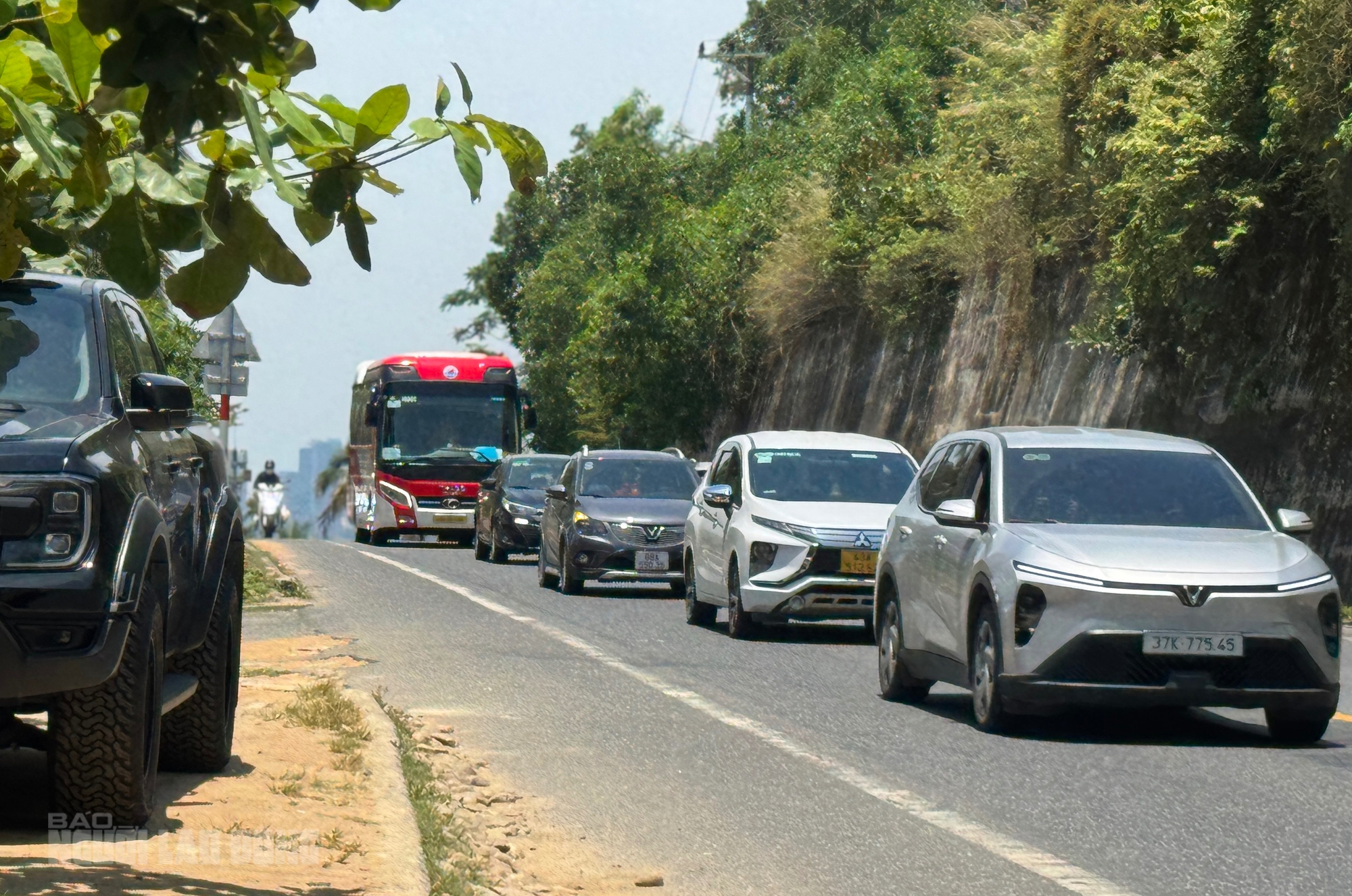 Khách đổ về Đà Nẵng đông nghẹt, đường lên bán đảo Sơn Trà ùn ứ ô tô - Ảnh 7.