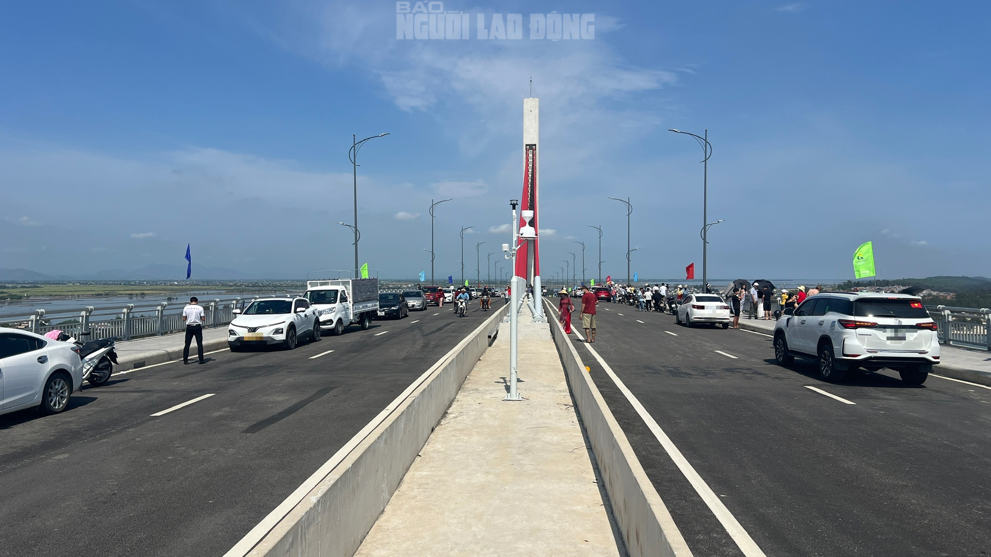 C&ocirc;ng an khuyến c&aacute;o dừng đỗ xe tr&ecirc;n cầu vượt cửa biển để đảm bảo an to&agrave;n giao th&ocirc;ng - Ảnh 17.