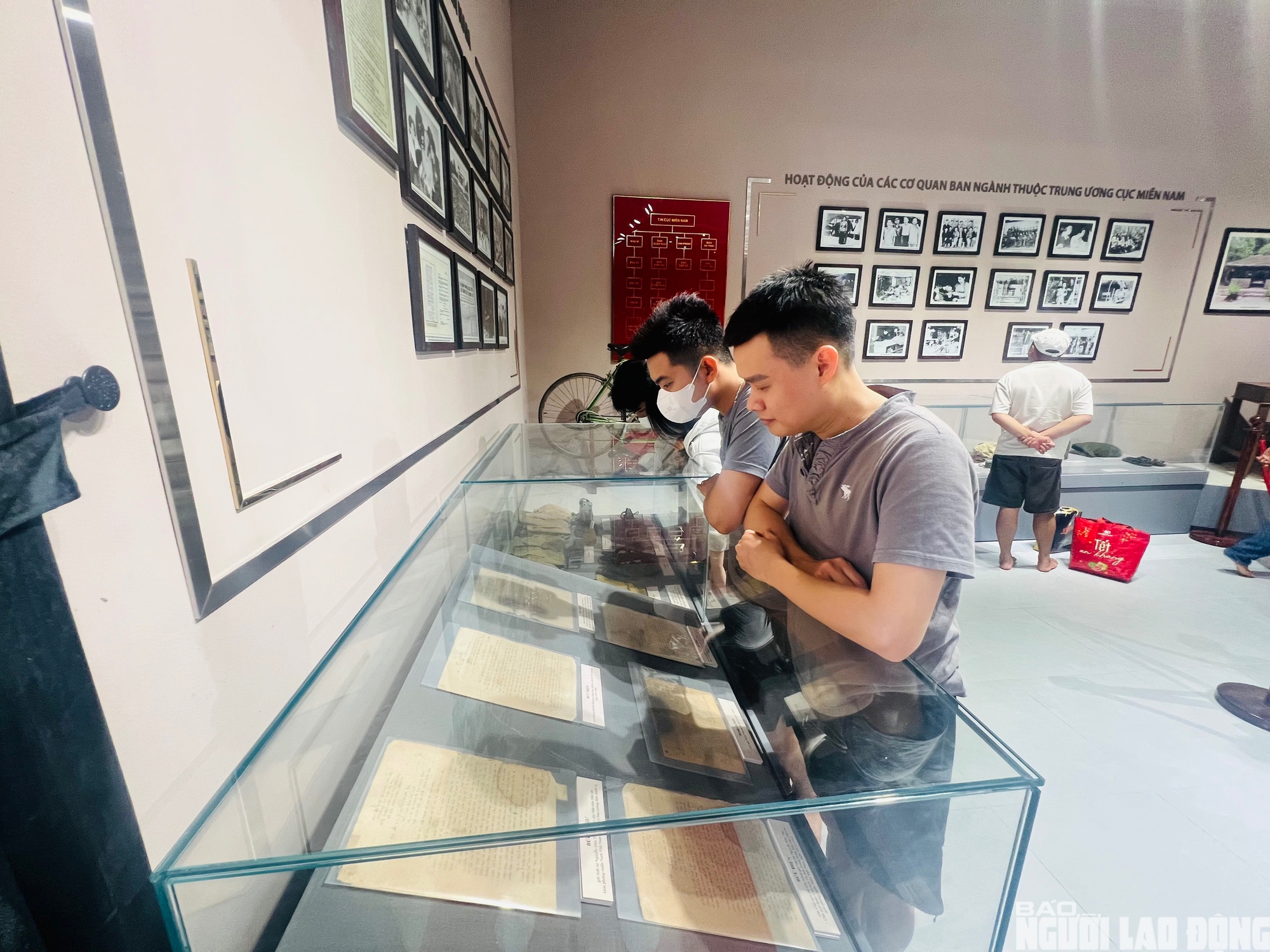 Hình ảnh người dân tham quan Căn cứ Trung ương Cục miền Nam dịp Lễ 30 - 4 - Ảnh 3.