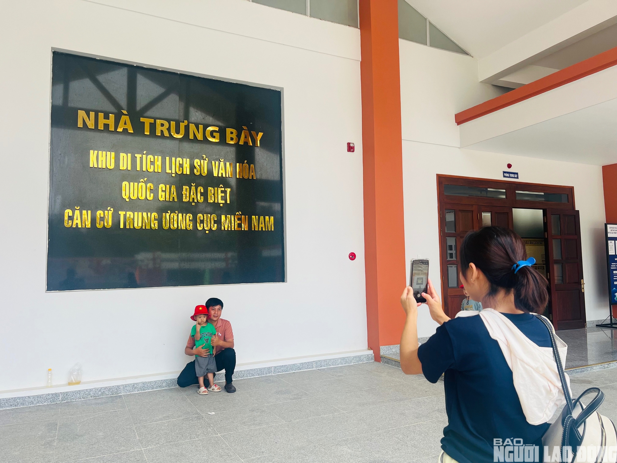 Hình ảnh người dân tham quan Căn cứ Trung ương Cục miền Nam dịp Lễ 30 - 4 - Ảnh 9.