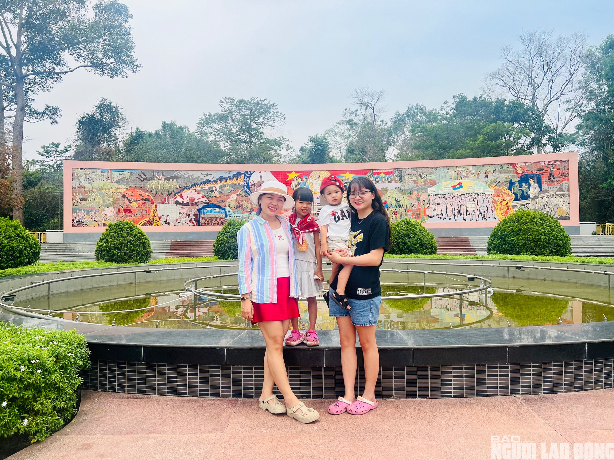 Hình ảnh người dân tham quan Căn cứ Trung ương Cục miền Nam dịp Lễ 30 - 4 - Ảnh 19.