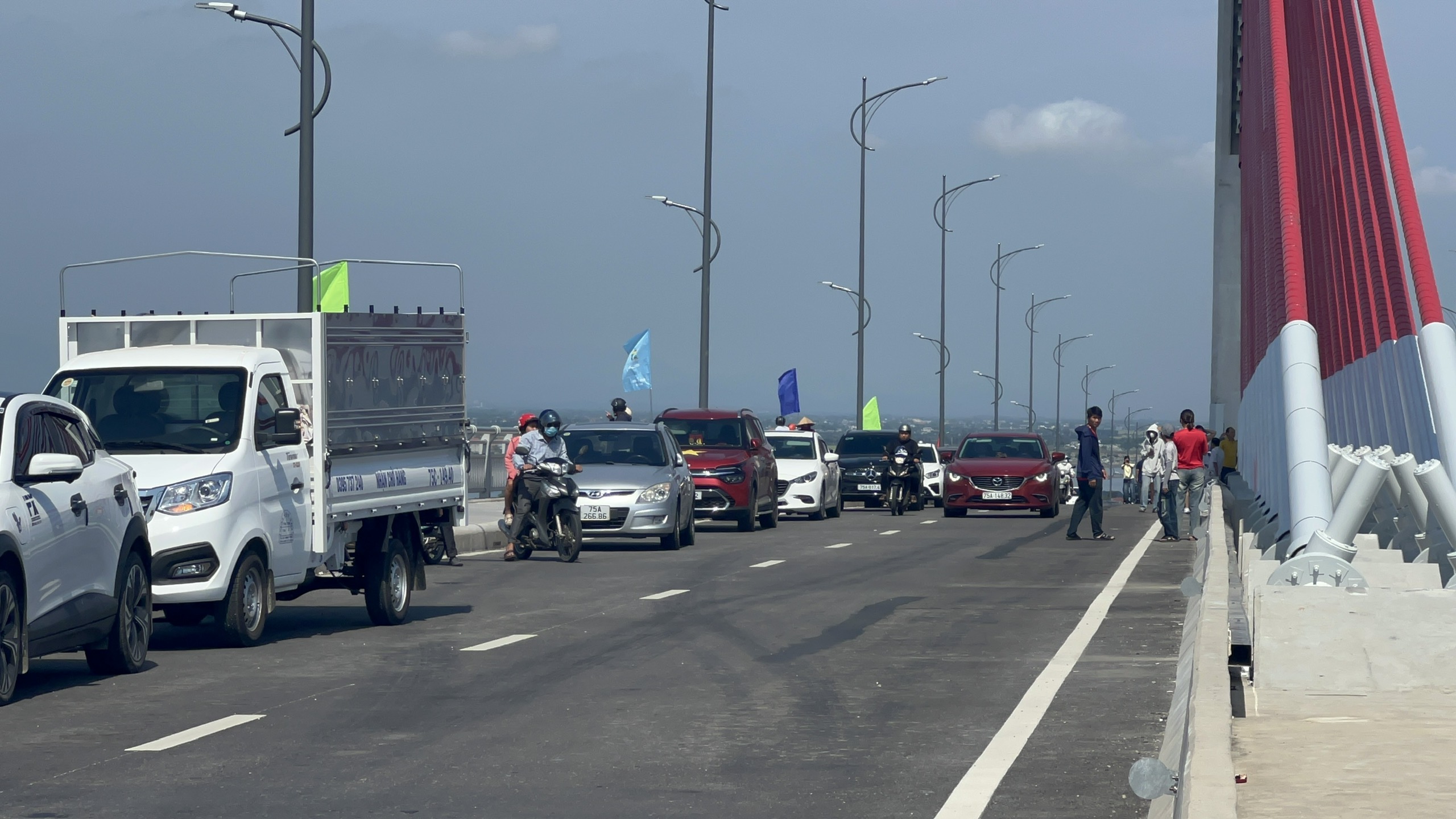 C&ocirc;ng an khuyến c&aacute;o dừng đỗ xe tr&ecirc;n cầu vượt cửa biển để đảm bảo an to&agrave;n giao th&ocirc;ng - Ảnh 1.