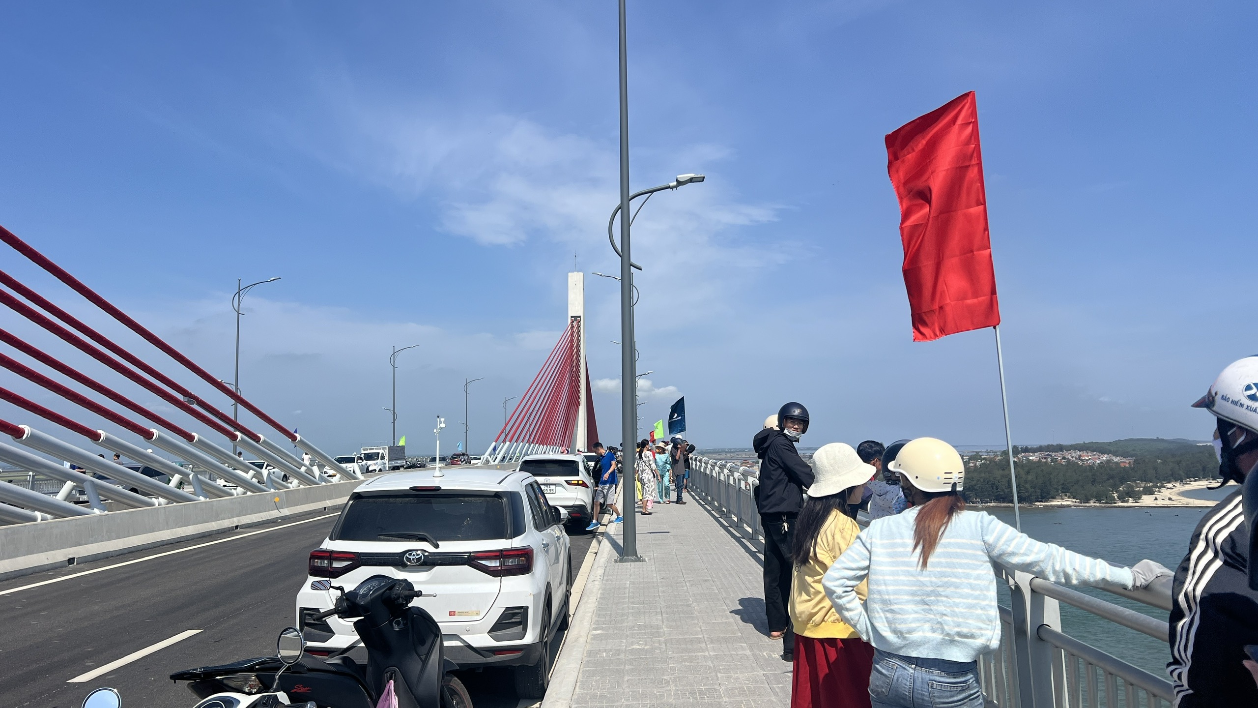 C&ocirc;ng an khuyến c&aacute;o dừng đỗ xe tr&ecirc;n cầu vượt cửa biển để đảm bảo an to&agrave;n giao th&ocirc;ng - Ảnh 6.
