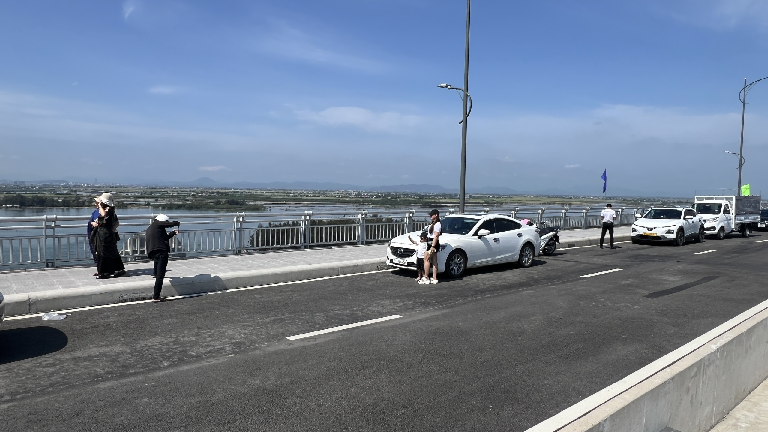 C&ocirc;ng an khuyến c&aacute;o dừng đỗ xe tr&ecirc;n cầu vượt cửa biển để đảm bảo an to&agrave;n giao th&ocirc;ng - Ảnh 4.