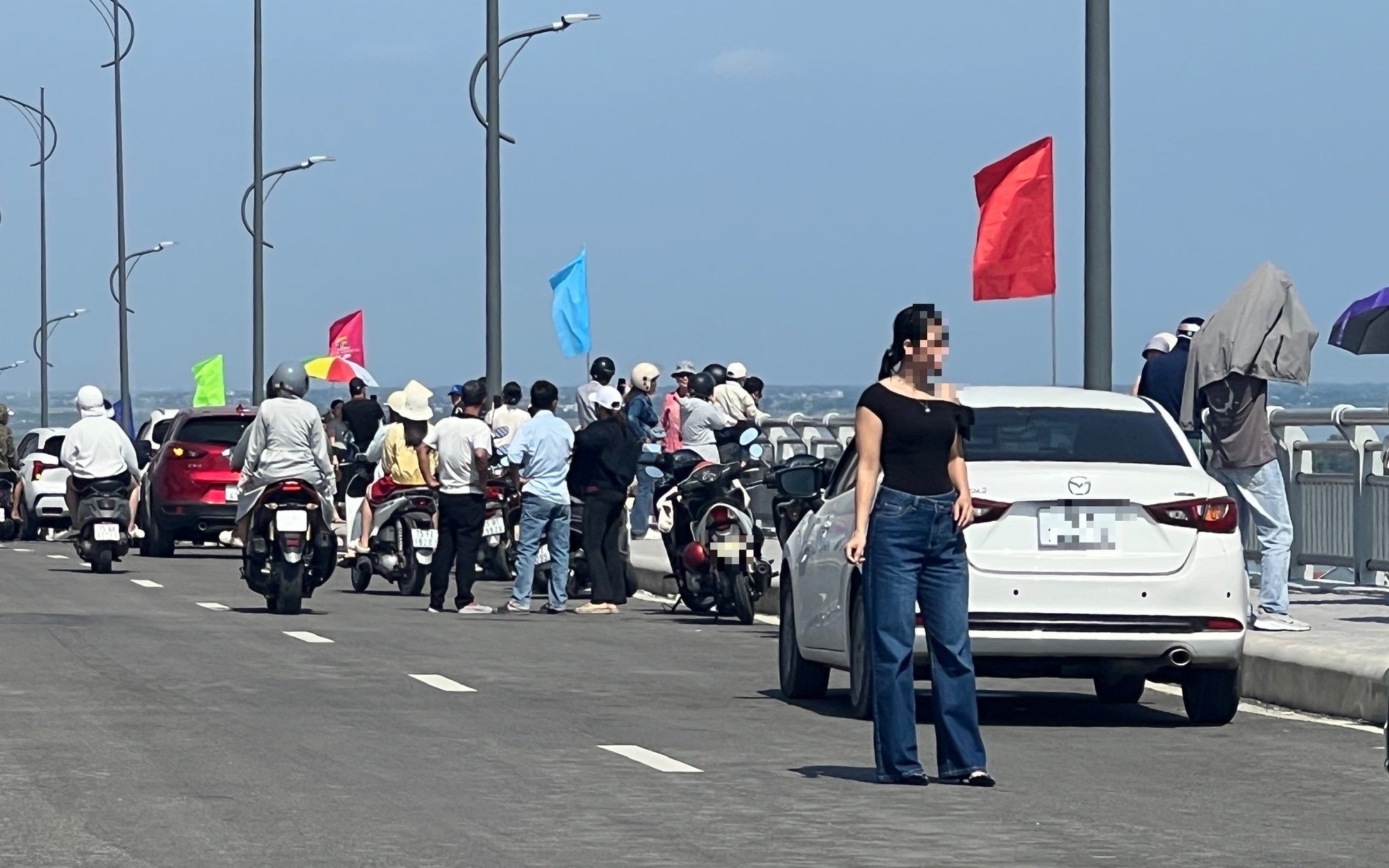 Công an khuyến cáo "nóng" việc dừng, đỗ xe trên cầu vượt cửa biển để check-in