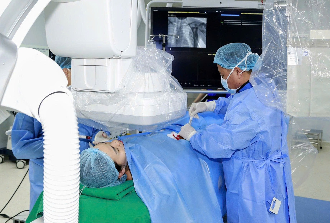 C&ocirc; g&aacute;i tho&aacute;t cơn tim đập dồn dập nhờ s&oacute;ng cao tần - Ảnh 1.