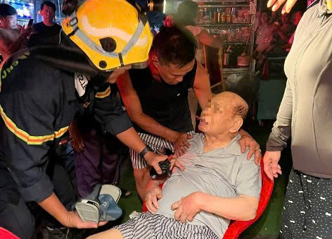 Ch&aacute;y qu&aacute;n ăn ở TPHCM , 4 người được giải cứu an to&agrave;n trong vụ hỏa hoạn - Ảnh 2.