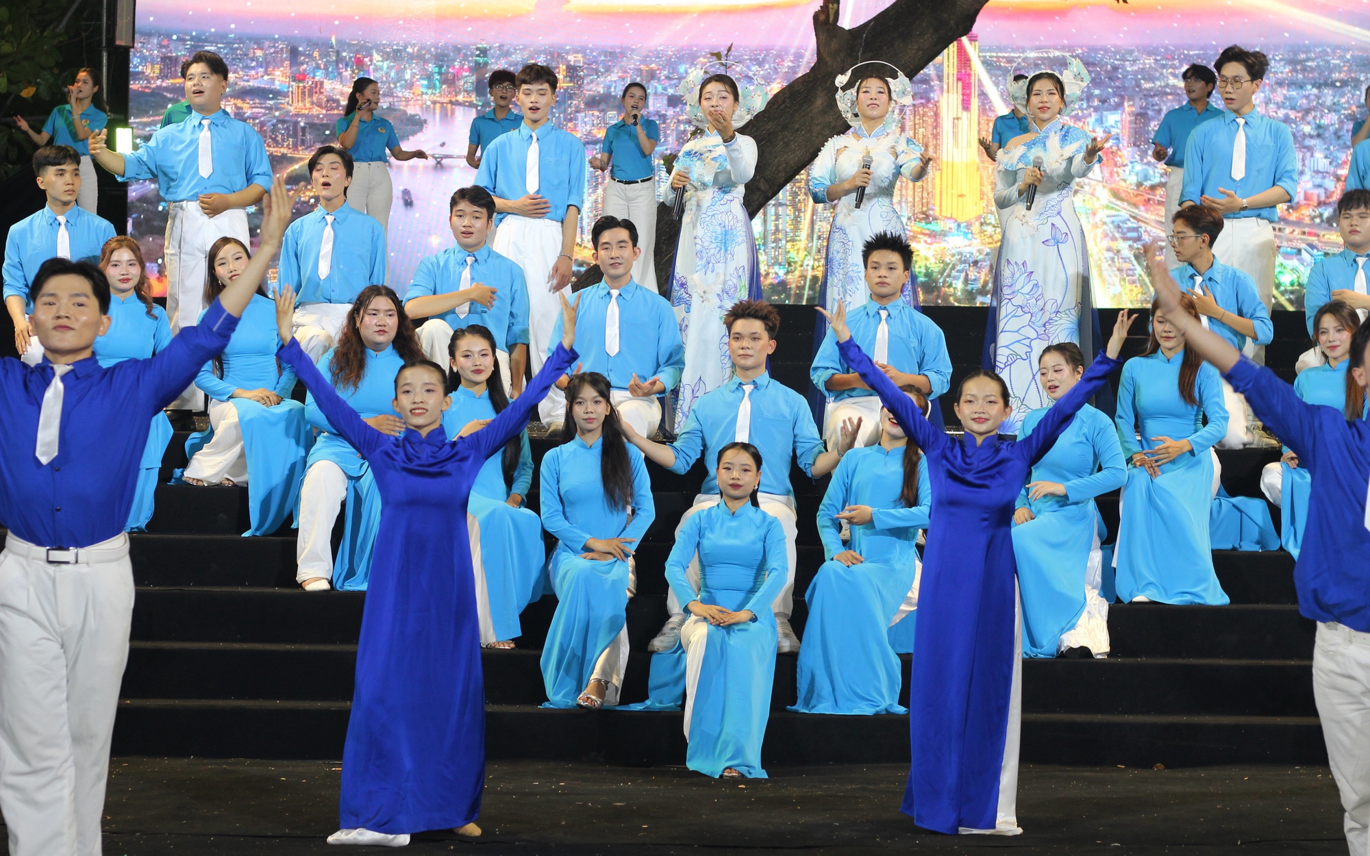 Công nhân hào hứng với chương trình nghệ thuật "Sài Gòn - TPHCM: 50 năm - Kết nối triệu trái tim"