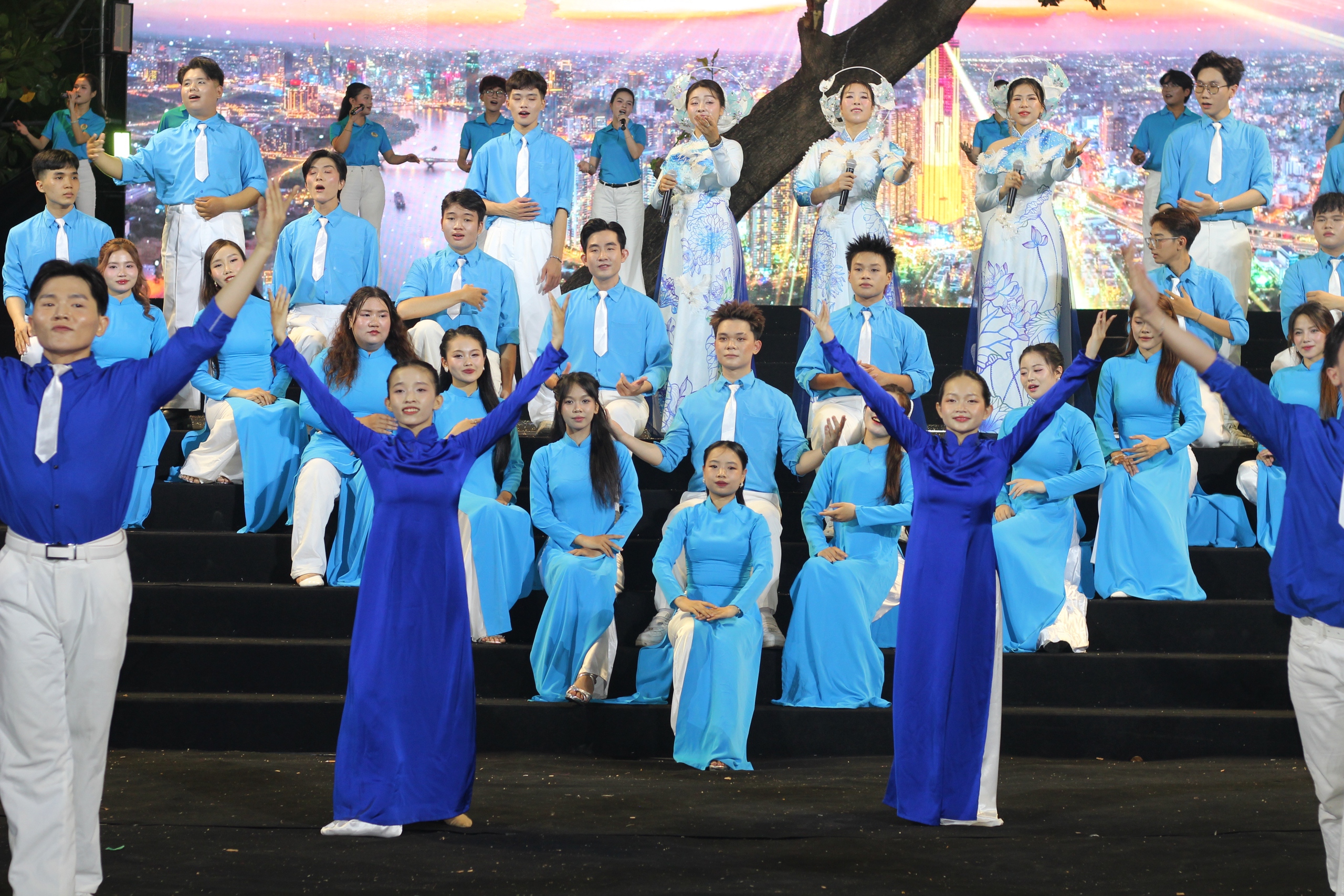 Công nhân hào hứng với chương trình nghệ thuật "Sài Gòn - TPHCM: 50 năm – Kết nối triệu trái tim" - Ảnh 1.