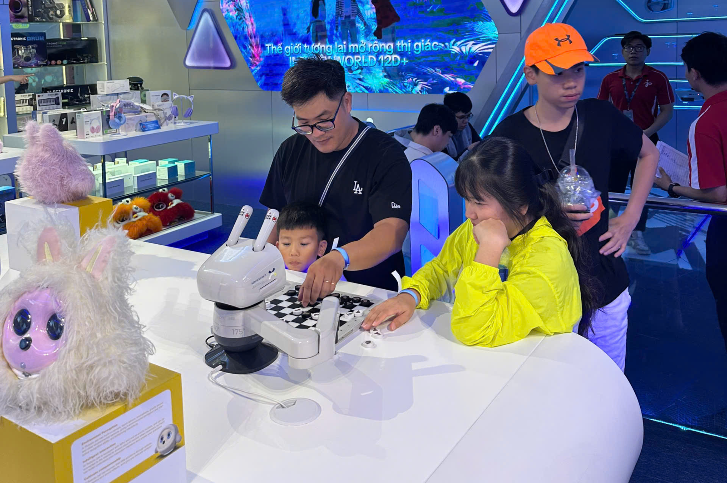Kỳ nghỉ lễ 30-4, 1-5: Gigamall kín khách, giới trẻ đổ xô "check-in" khu giải trí công nghệ Gigaversal - Ảnh 1.