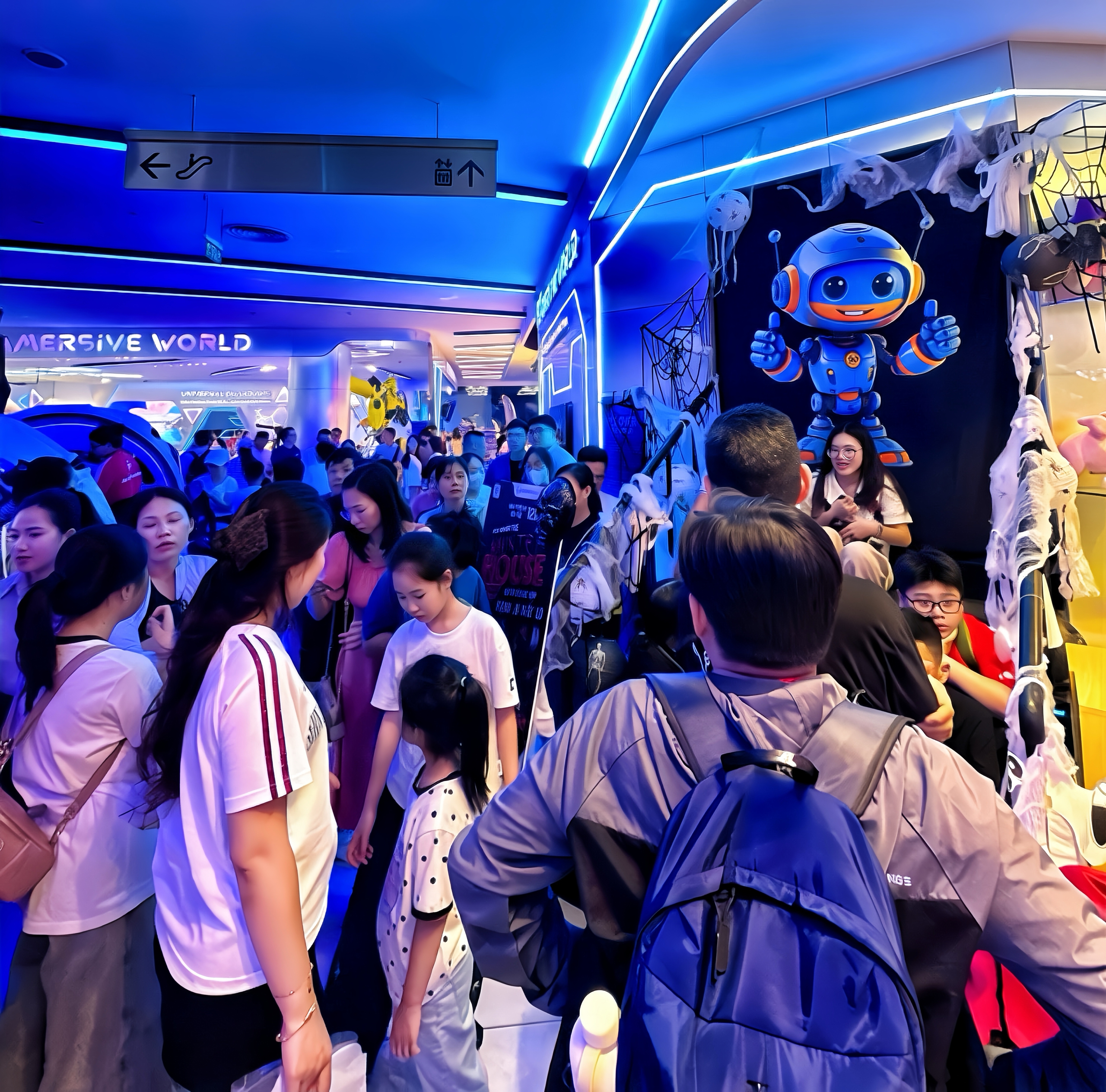 Kỳ nghỉ lễ 30-4, 1-5: Gigamall kín khách, giới trẻ đổ xô "check-in" khu giải trí công nghệ Gigaversal - Ảnh 4.