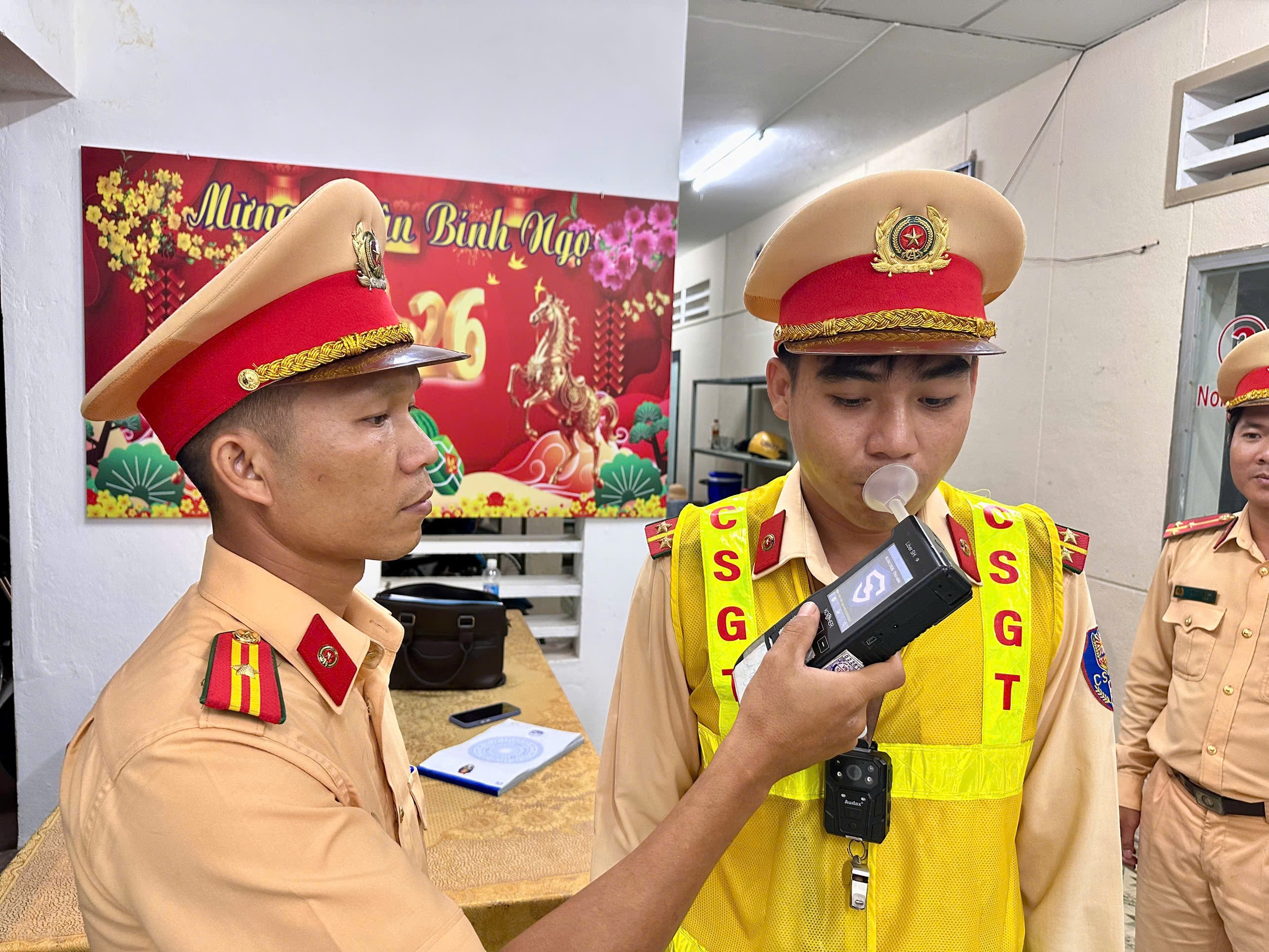 CSGT Tây Ninh kiểm tra rượu bia trong ngày trực dịp lễ 30 - 4 và 1 - 5 - Ảnh 3.