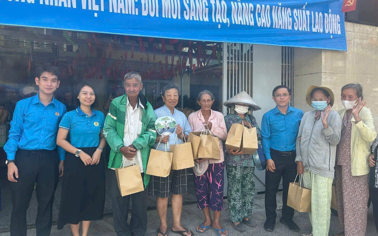 Trao tận tay 200 suất ăn nghĩa tình đến người lao động