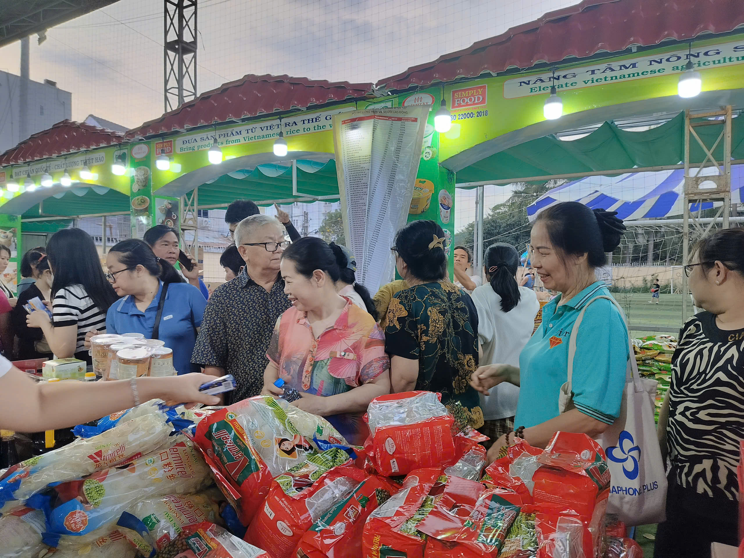 Công nhân hào hứng với chương trình nghệ thuật "Sài Gòn - TPHCM: 50 năm – Kết nối triệu trái tim" - Ảnh 3.