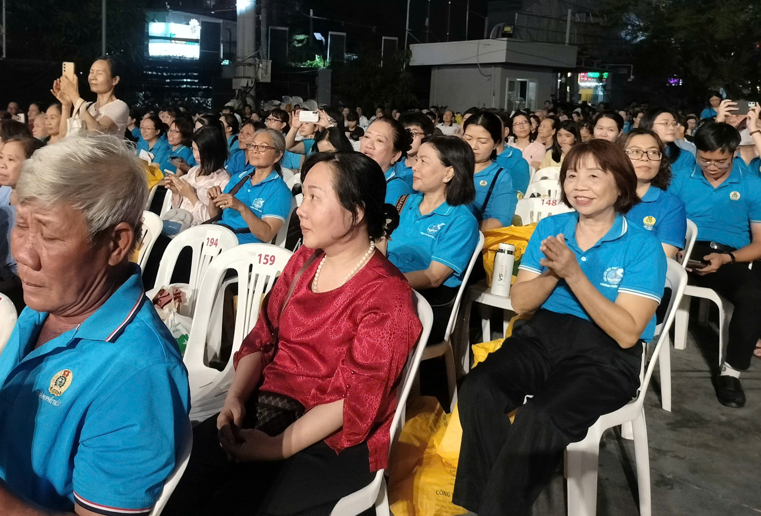 Công nhân hào hứng với chương trình nghệ thuật "Sài Gòn - TPHCM: 50 năm – Kết nối triệu trái tim" - Ảnh 2.