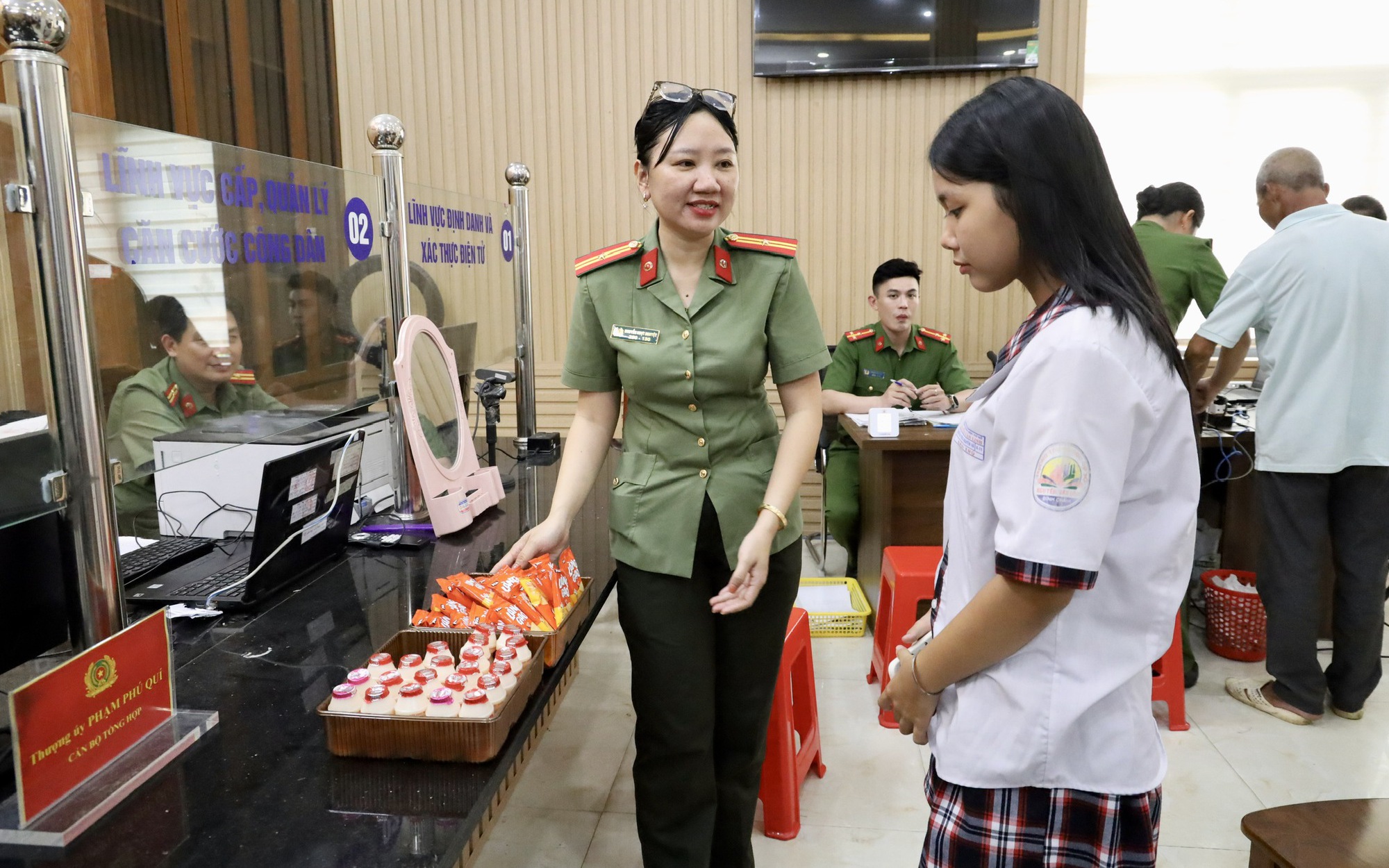 Hình ảnh đáng yêu của công dân "nhí" tại TPHCM lần đầu làm căn cước