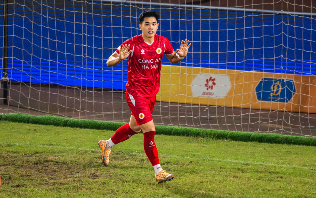 Đình Bắc nói gì khi lập cú đúp vào lưới nhà đương kim vô địch V-League?