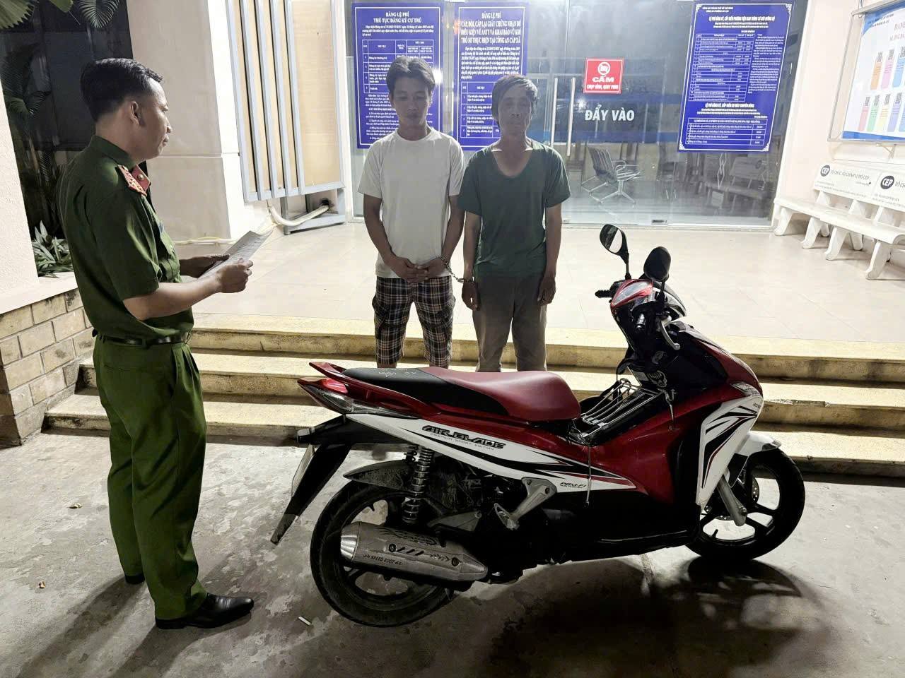 Công an ở TPHCM bắt 2 người trộm xe máy bên trong có vàng - Ảnh 2.