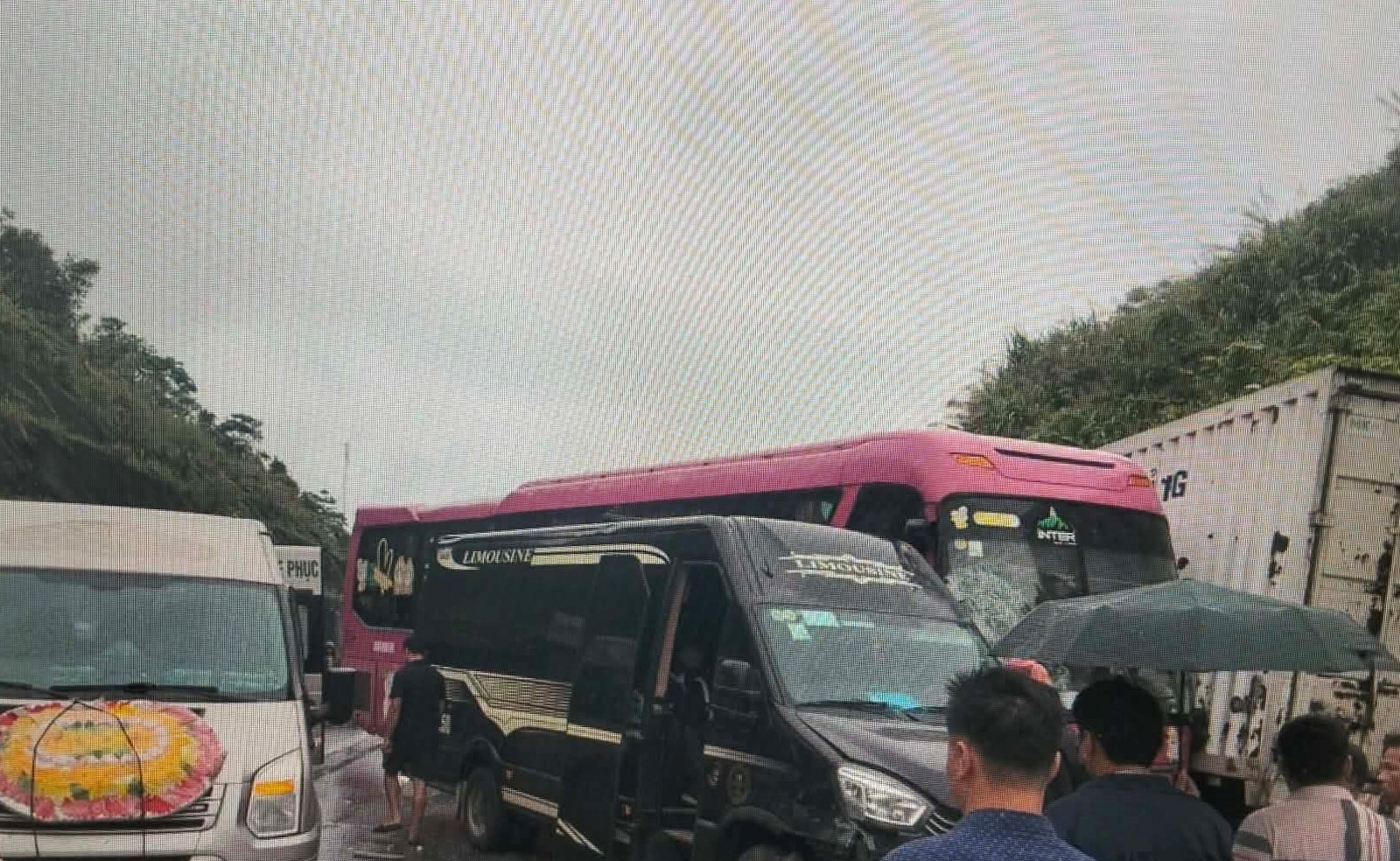 4 xe &ocirc; t&ocirc; tai nạn li&ecirc;n ho&agrave;n tr&ecirc;n cao tốc  - Ảnh 1.