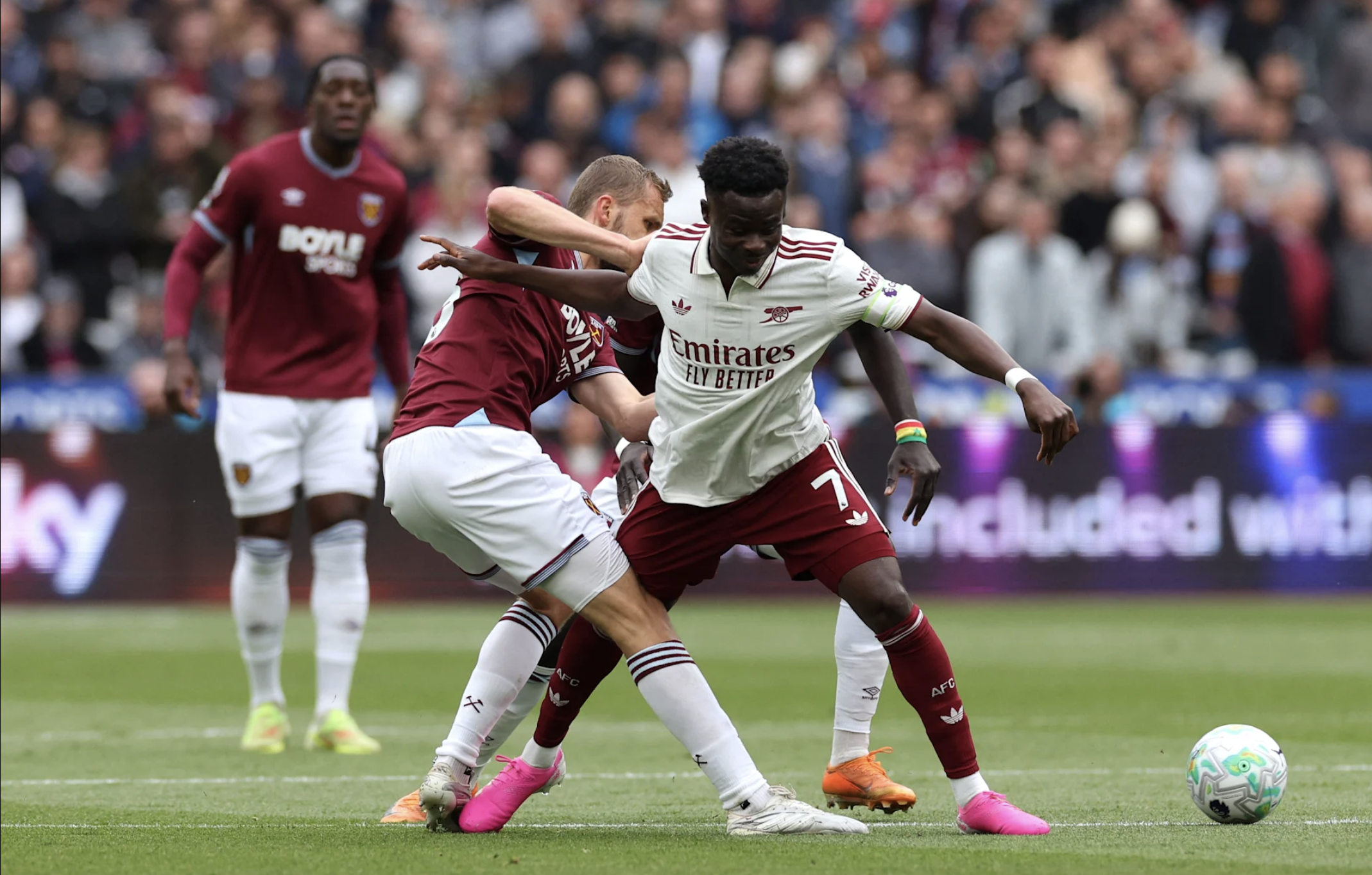 Arsenal thắng nghẹt thở West Ham, &aacute;p s&aacute;t ng&ocirc;i v&ocirc; địch Premier League - Ảnh 2.