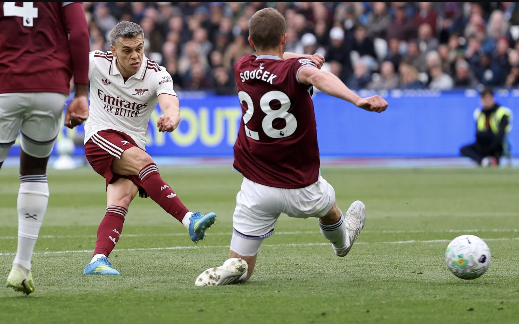 Arsenal thắng nghẹt thở West Ham, áp sát ngôi vô địch Premier League