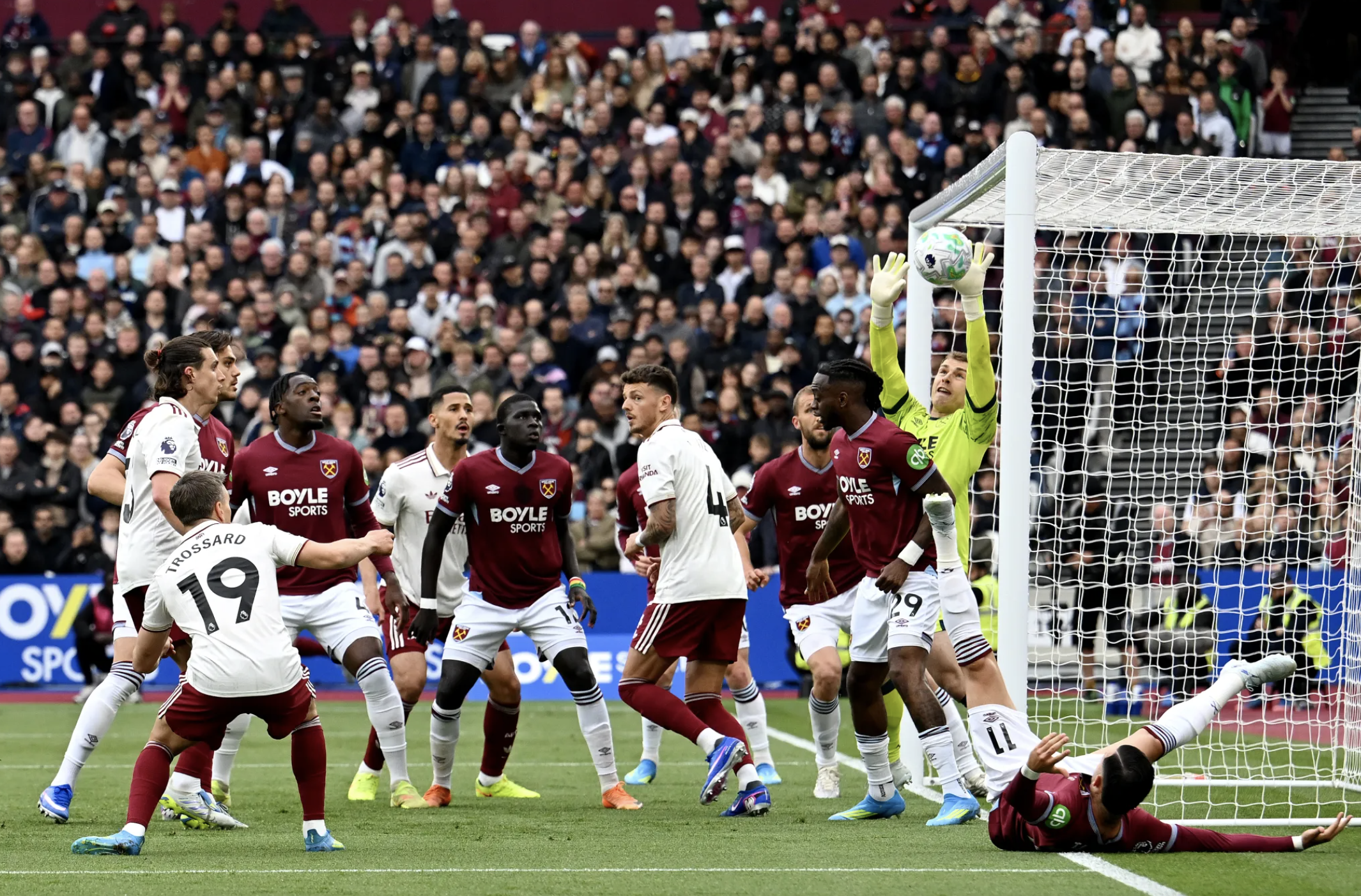 Arsenal thắng nghẹt thở West Ham, &aacute;p s&aacute;t ng&ocirc;i v&ocirc; địch Premier League - Ảnh 1.