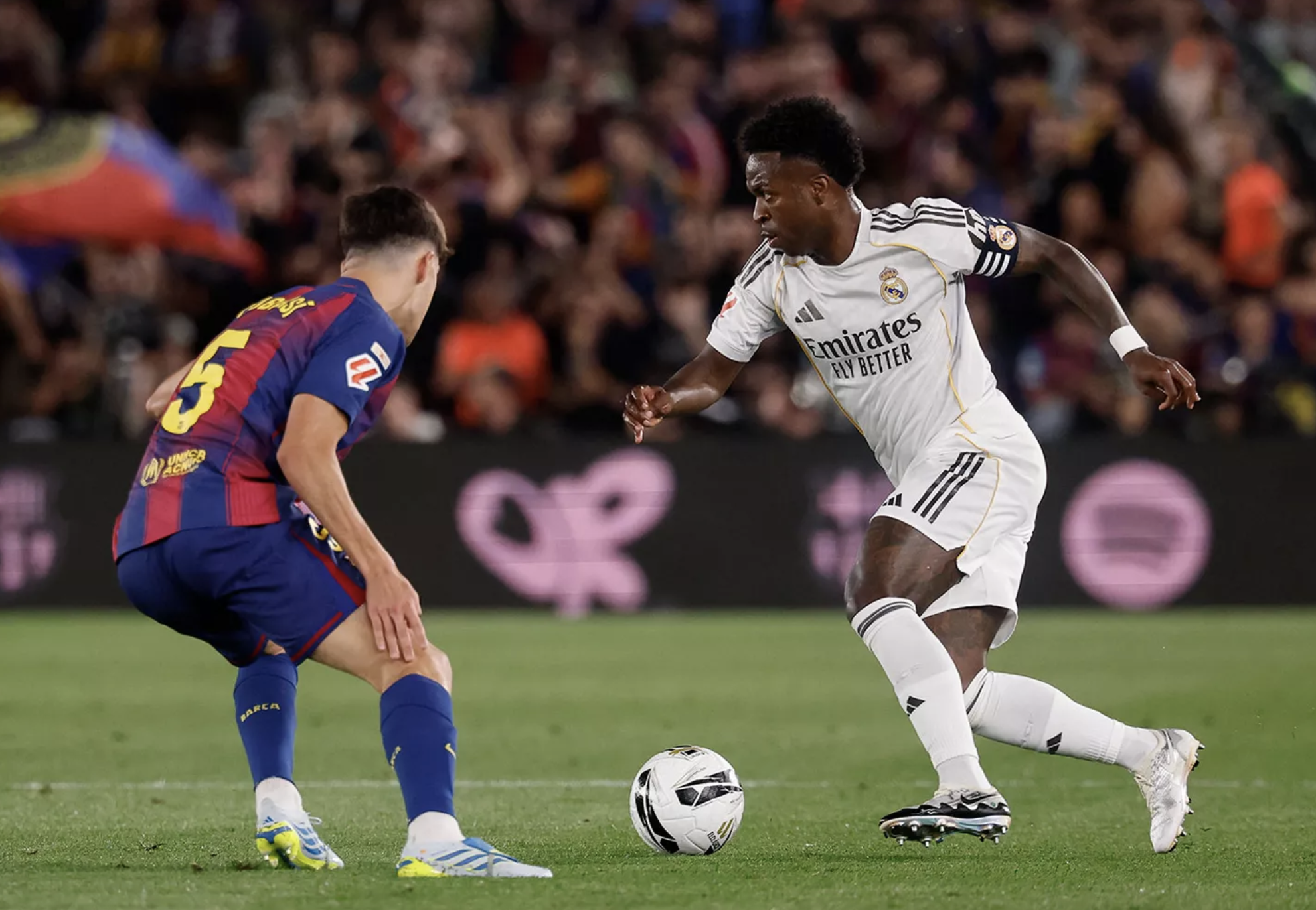 Barcelona quật ngã Real Madrid, đăng quang đêm La Liga đầy cảm xúc - Ảnh 1.