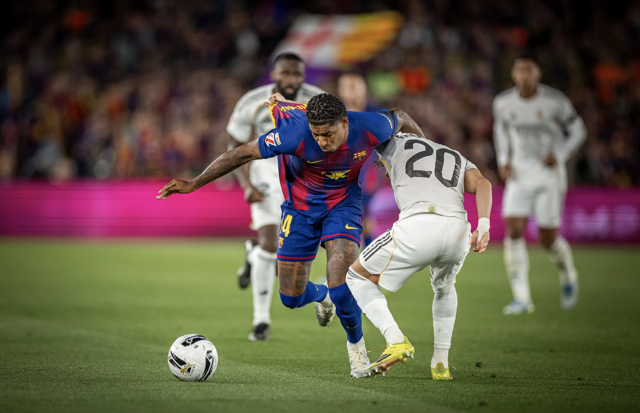 Barcelona quật ngã Real Madrid, đăng quang đêm La Liga đầy cảm xúc - Ảnh 2.