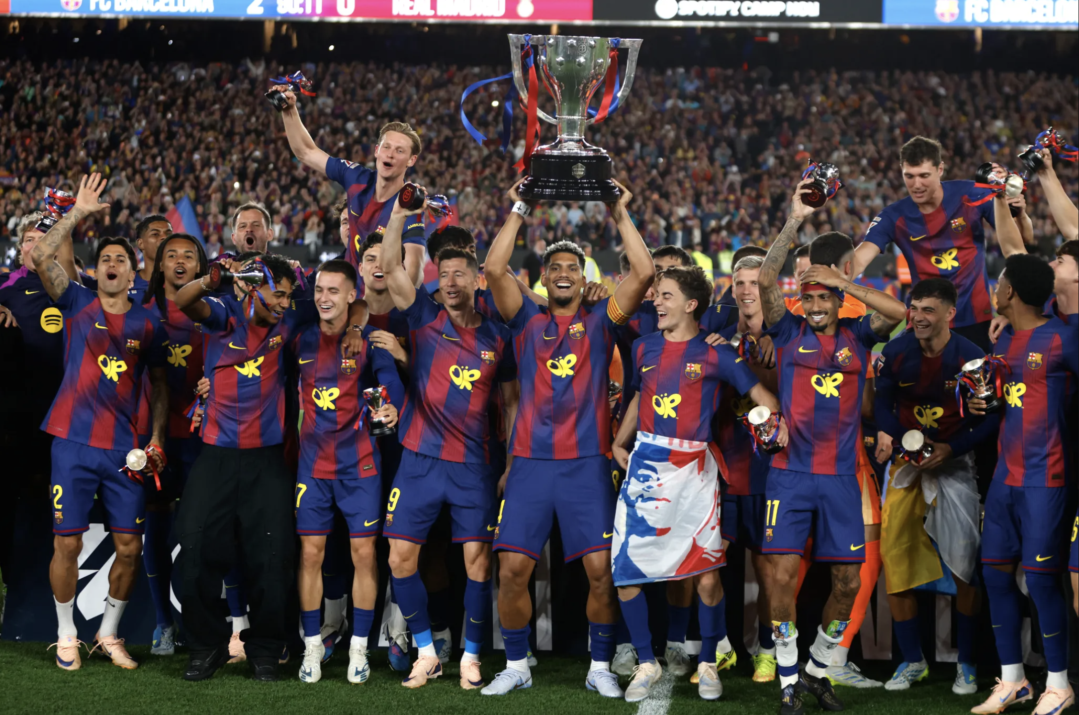 Barcelona quật ngã Real Madrid, đăng quang đêm La Liga đầy cảm xúc - Ảnh 8.