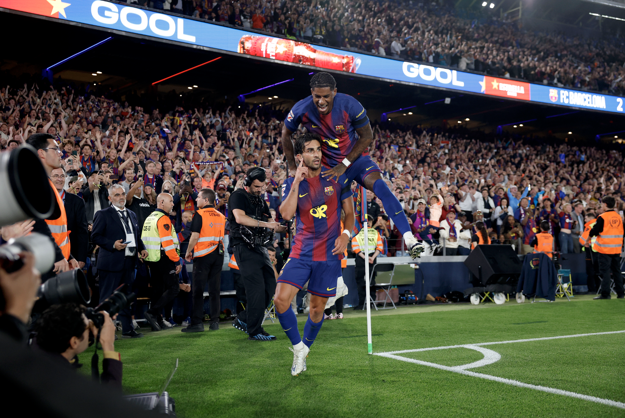 Barcelona quật ngã Real Madrid, đăng quang đêm La Liga đầy cảm xúc - Ảnh 4.