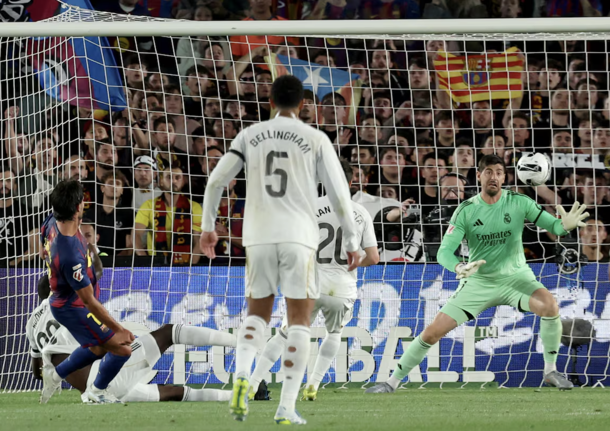 Barcelona quật ngã Real Madrid, đăng quang đêm La Liga đầy cảm xúc - Ảnh 3.