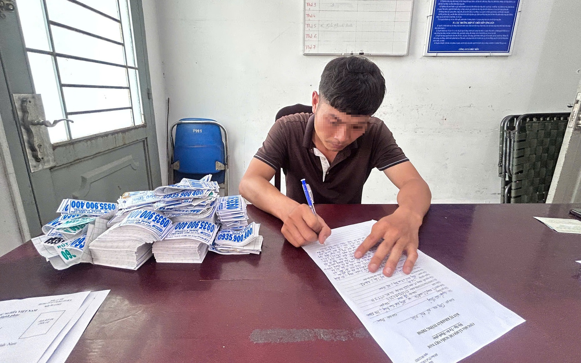 Công an TPHCM bắt thanh niên cướp xe ôm công nghệ - Ảnh 3.