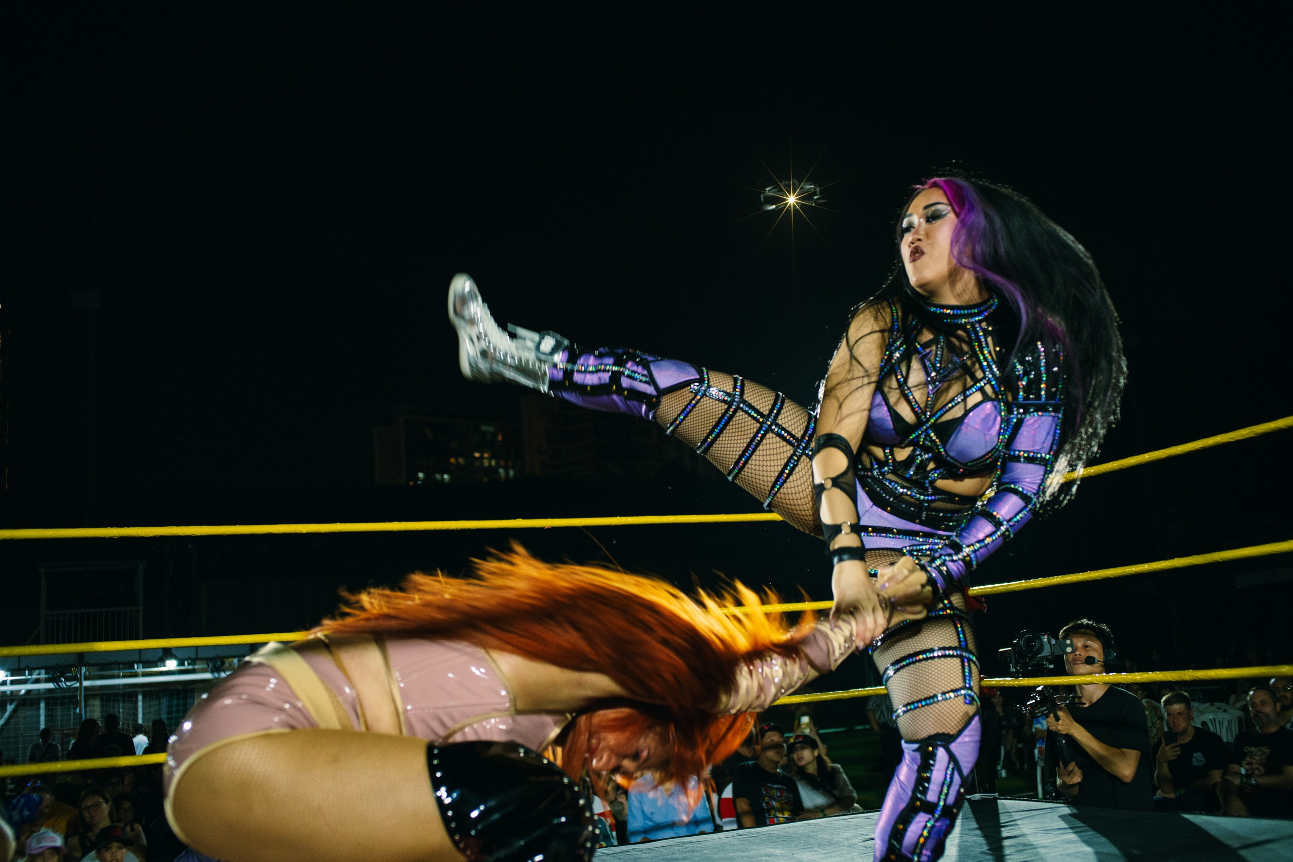 Đấu WWE tại TP HCM khiến 1000 khán giả phấn khích vì nữ đấu sĩ người Mỹ gốc Việt - Ảnh 1.