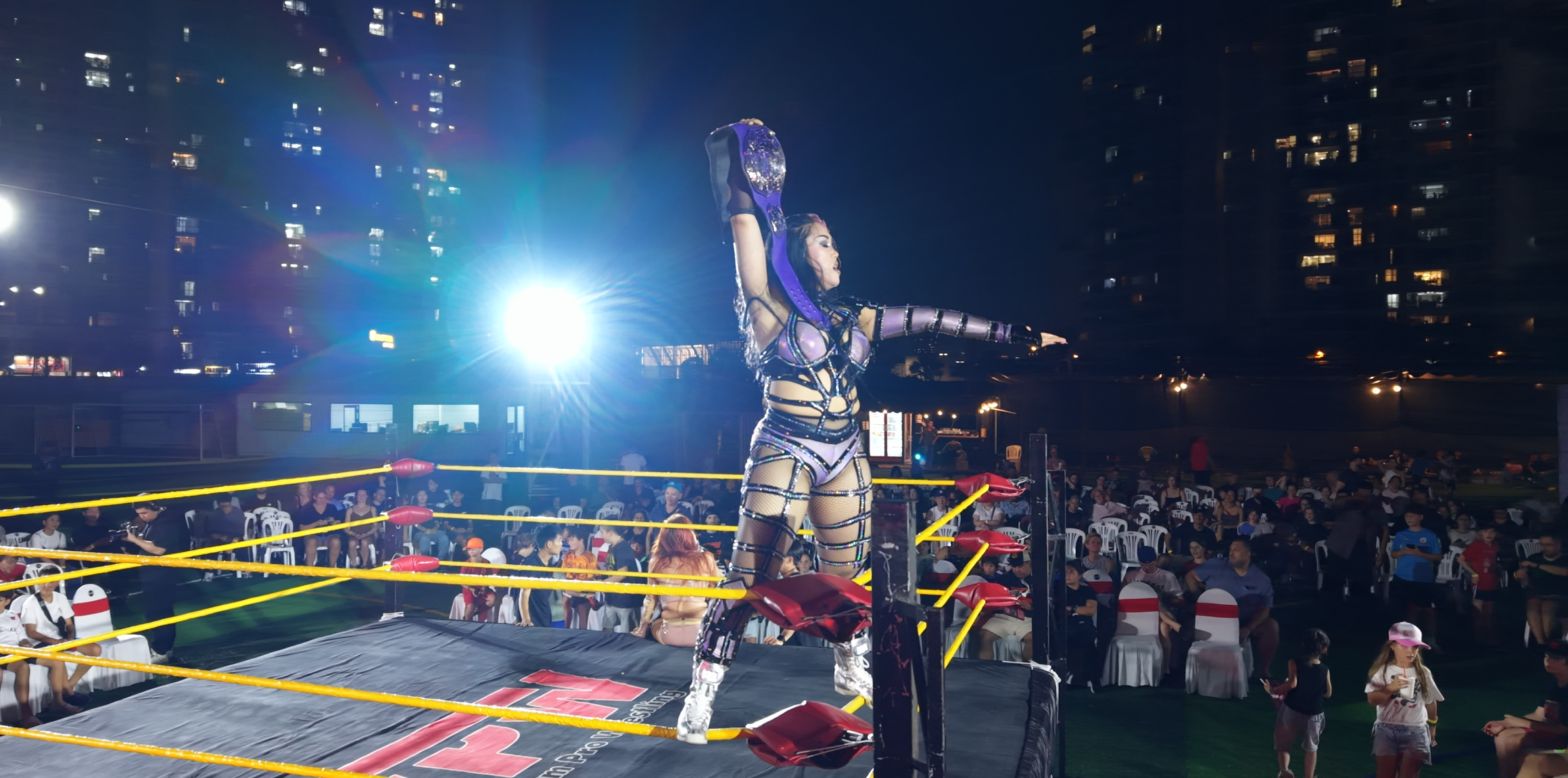 Đấu WWE tại TP HCM khiến 1000 khán giả phấn khích vì nữ đấu sĩ người Mỹ gốc Việt - Ảnh 2.