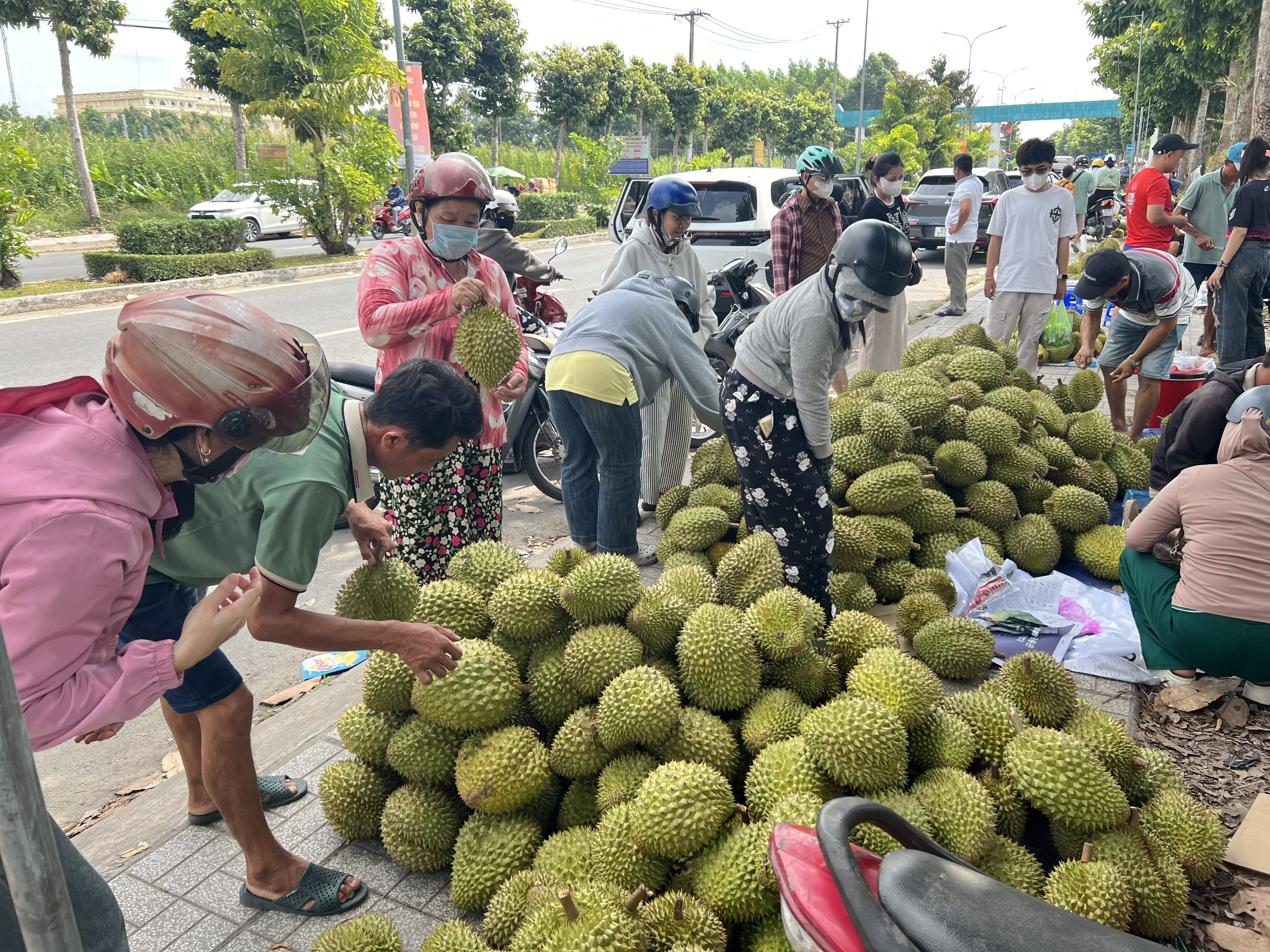 VIDEO: Con đường "thơm nức" nhất Cần Thơ hút người mua suốt ngày - Ảnh 1.