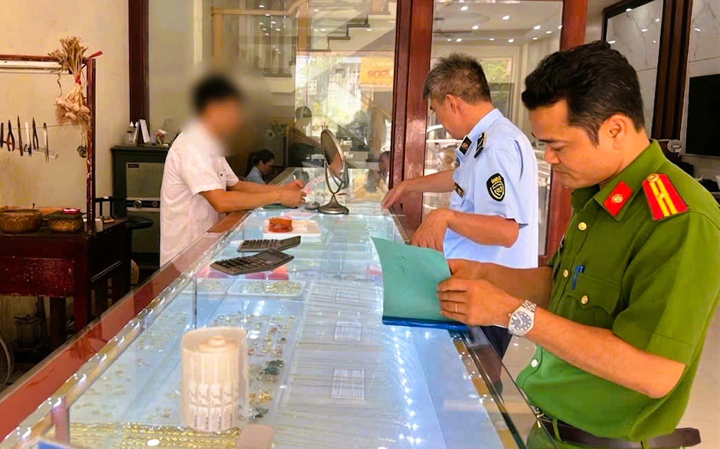 Xử phạt nhiều cơ sở kinh doanh vàng bạc không rõ nguồn gốc - Ảnh 1.