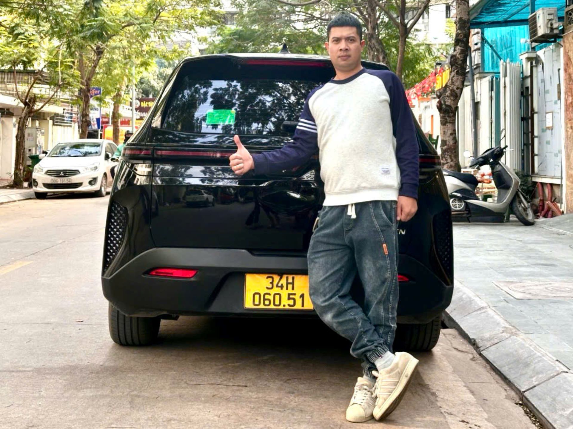 T&agrave;i xế dịch vụ n&oacute;i về VinFast Limo Green: &ldquo;Xe chạy nh&agrave;n, kh&aacute;ch khen &ecirc;m, v&iacute; tiền rủng rỉnh" - Ảnh 1.