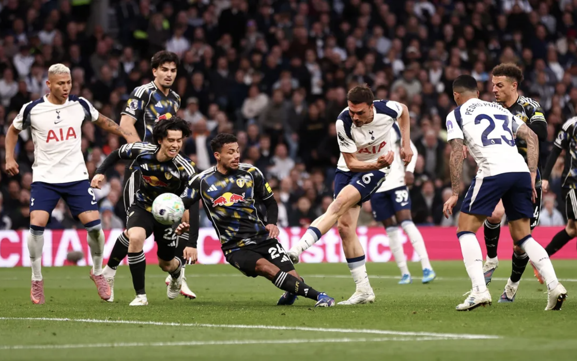 Người hùng Mathys Tel thành "tội đồ", Tottenham đánh rơi chiến thắng trước Leeds