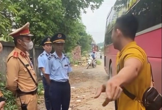 Quản l&yacute; thị trường th&ocirc;ng tin vụ kiểm tra xe kh&aacute;ch chở x&aacute;c ve sầu x&ocirc;n xao dư luận - Ảnh 1.