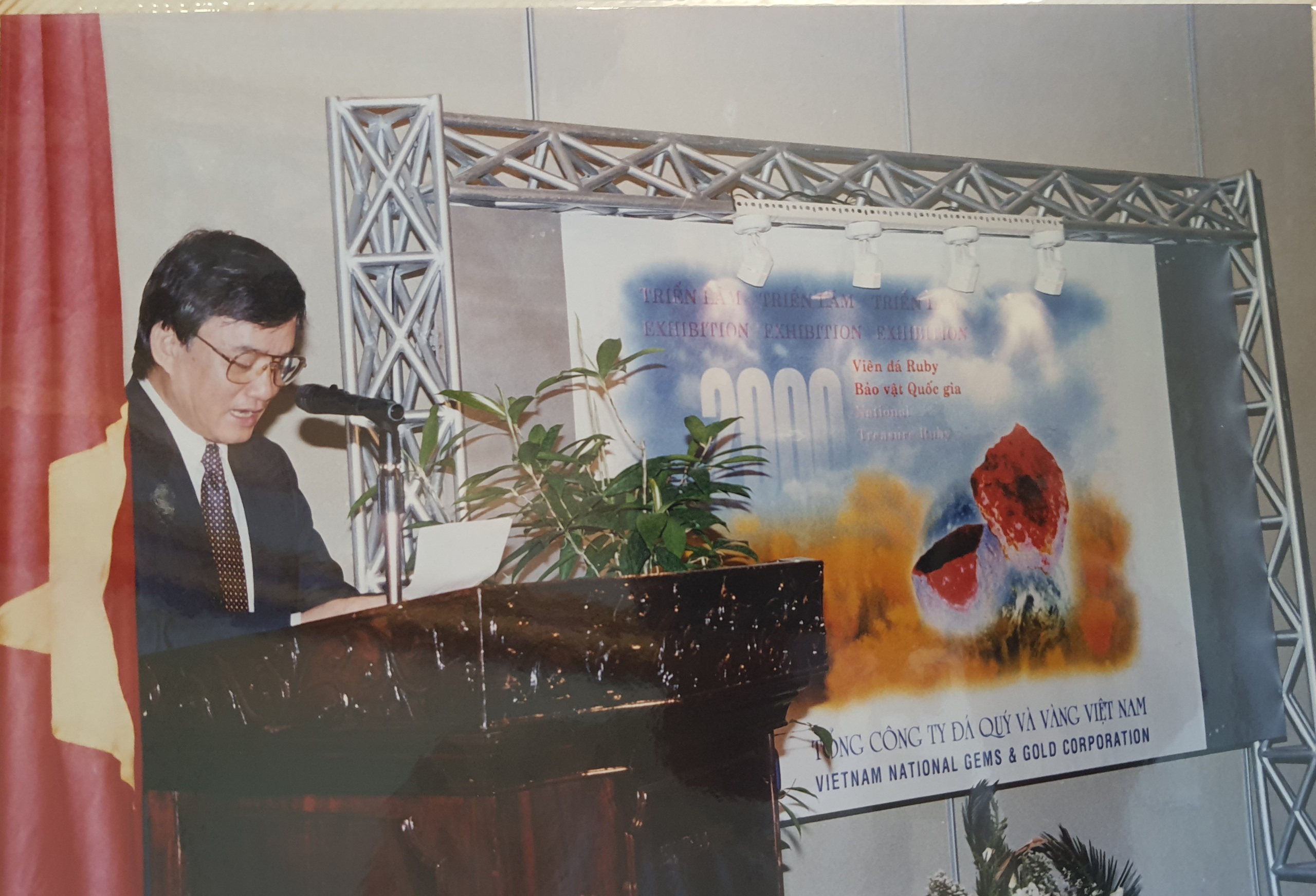 Chuyện chưa kể về hai viên đá quý bảo vật quốc gia - Ảnh 1.