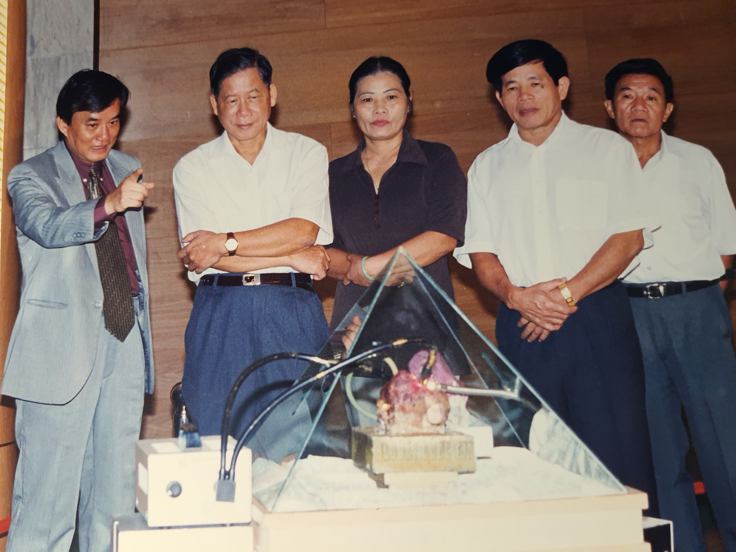 Chuyện chưa kể về hai viên đá quý bảo vật quốc gia - Ảnh 4.