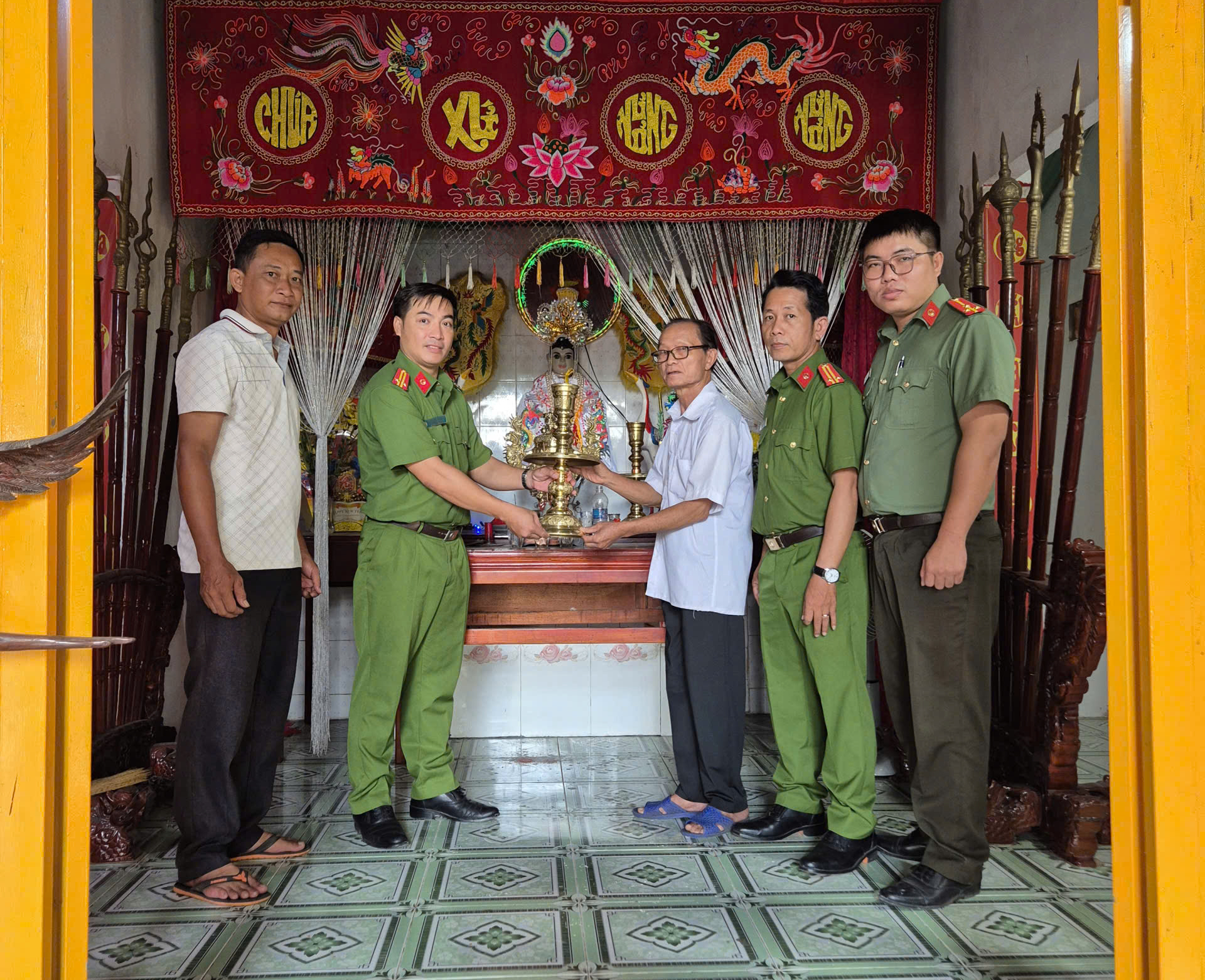 Đột nhập miếu thờ , trộm dây chuyền vàng trên tượng Phật gây chấn động xã hội 2026 - Ảnh 2.
