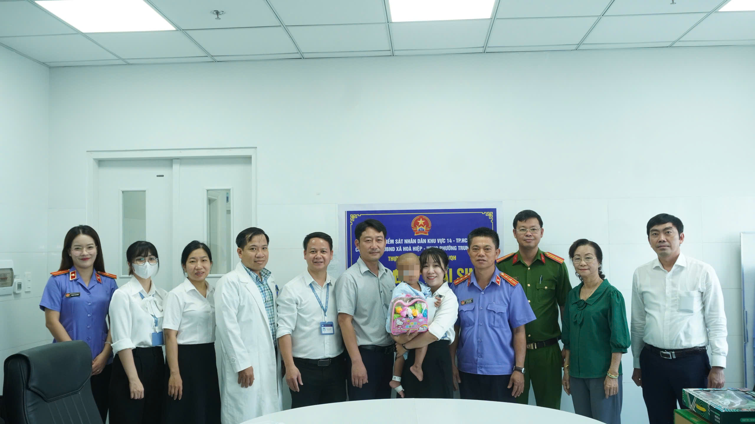 B&eacute; trai 2 tuổi bị bạo h&agrave;nh được cấp giấy khai sinh - Ảnh 2.