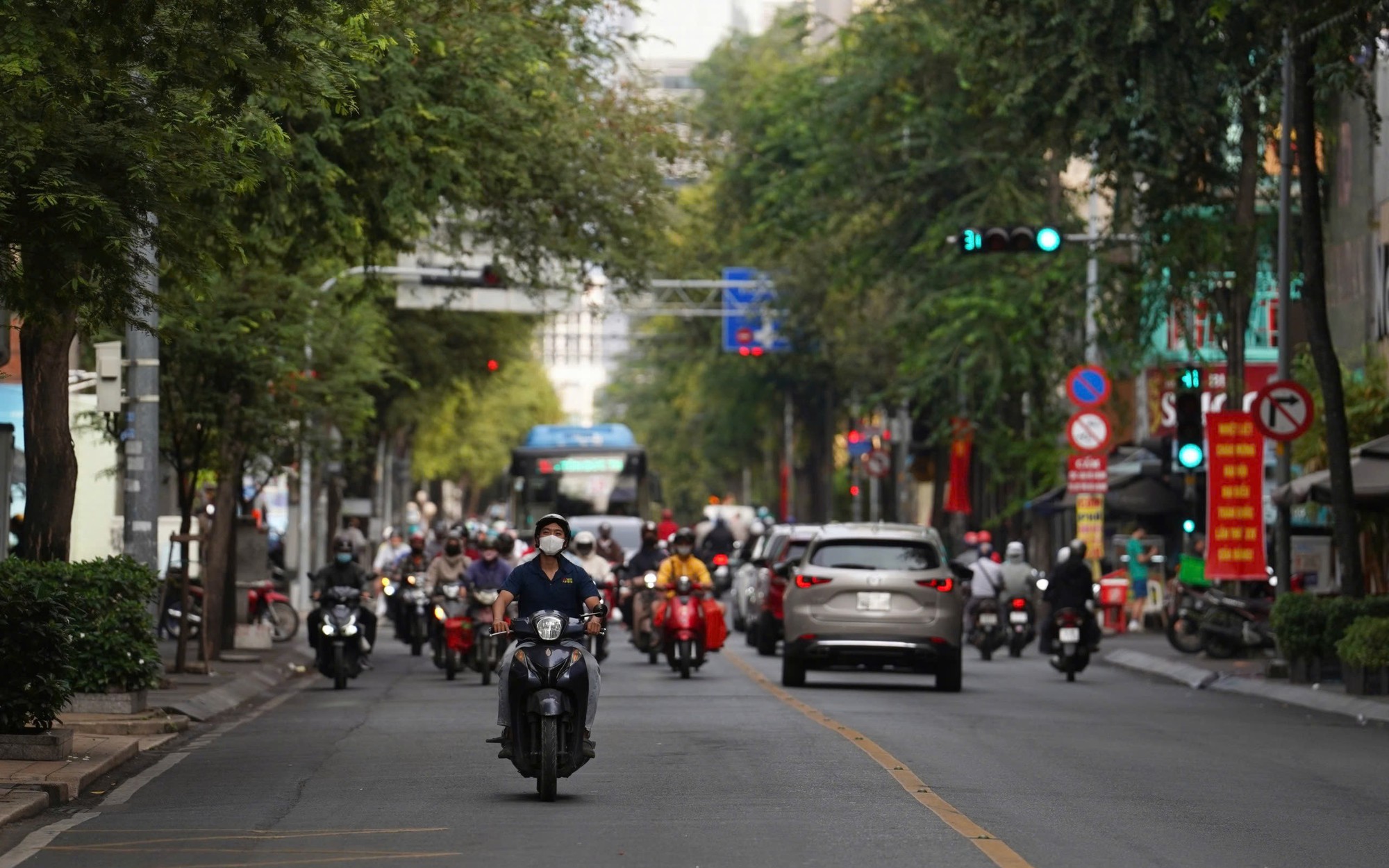 Giải chạy đ&ecirc;m TP HCM lần 5: "C&uacute; h&iacute;ch" mạnh mẽ cho kinh tế đ&ecirc;m - Ảnh 2.