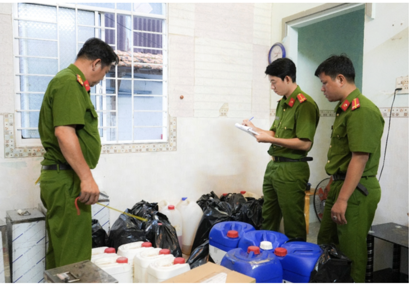Gi&aacute;m đốc v&agrave; vợ sản xuất nước hoa giả tại Cần Thơ bị khởi tố - Ảnh 2.