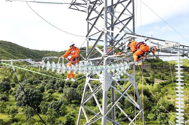 EVN tiết kiệm ngàn tỉ đồng từ chuyển đổi số - Ảnh 1.