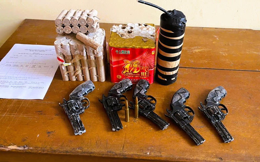 Nhặt được 5 khẩu súng ngắn bên đường liền mang tới công an