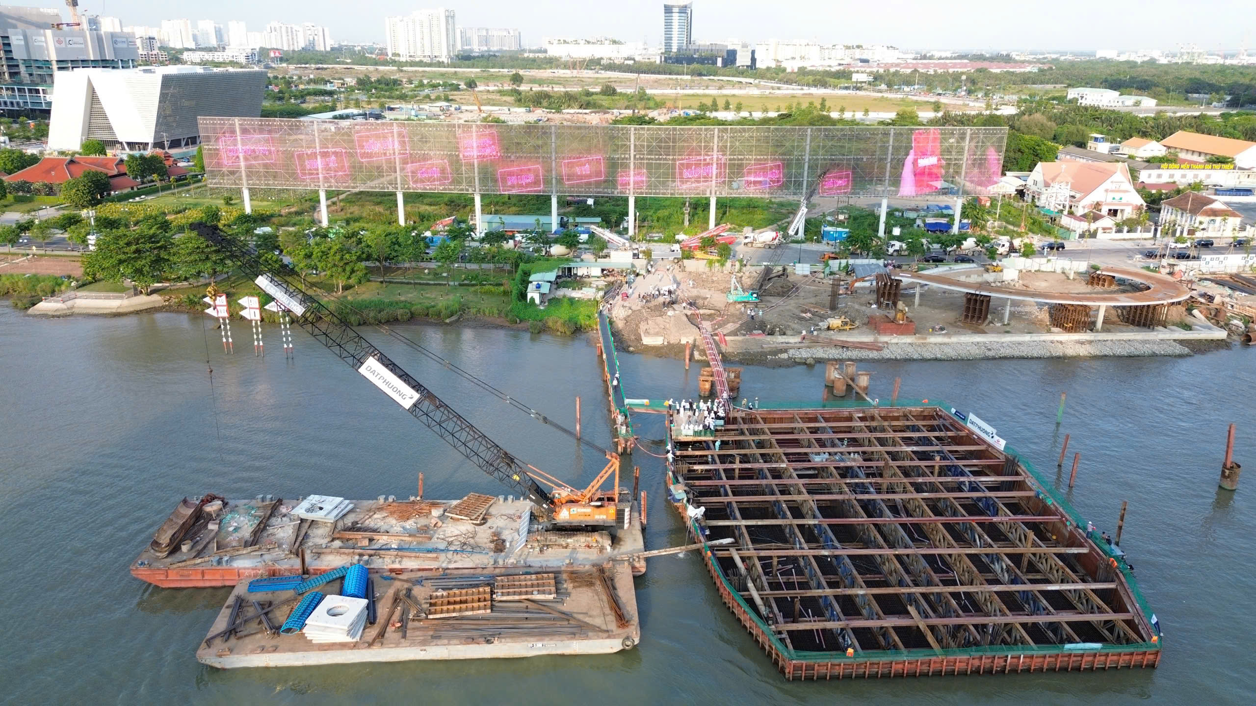 Cầu đi bộ lá dừa nước vượt sông Sài Gòn tăng tốc về đích - Ảnh 1.