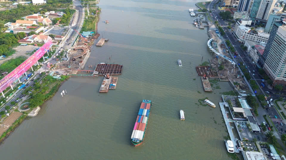 Cầu đi bộ lá dừa nước vượt sông Sài Gòn tăng tốc về đích - Ảnh 11.